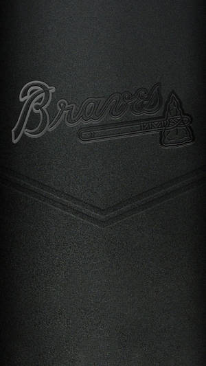 帶有壓印Braves棒球隊標誌的黑色紋理壁紙。