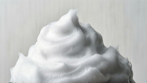 柔軟白色肥皂泡沫帶有細膩氣泡，背景模糊。