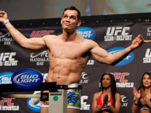 UFC拳擊手在稱重時慶祝勝利，粉絲鼓掌