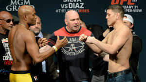 兩名男性MMA拳手在UFC稱重儀式上與裁判對峙。