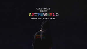 穿深色T恤的人站在星空下，有色彩繽紛的Astroworld文字。