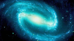 一個充滿恆星和宇宙塵埃的旋轉青綠色螺旋星系。 — 美學 壁紙