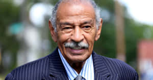 身穿細條紋西裝的老人戶外微笑 — 美國 壁紙