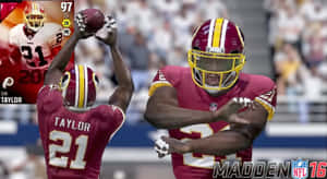 兩名身穿栗色球衣的美式足球員在《Madden NFL 16》電子遊戲中慶祝達陣。