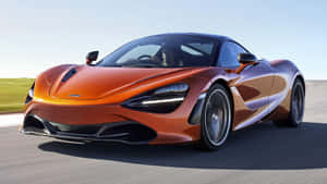 橙色McLaren 720S在賽道上疾馳，駕駛員清晰可見。