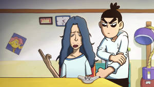 一個憤怒的男孩站在一個沮喪的女人身後，她正在遊戲桌旁拿著控制器。