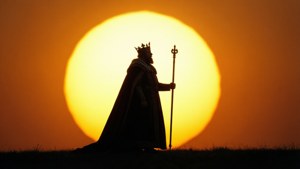 國王剪影手持權杖，背對夕陽 — King 壁紙