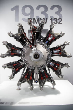 星形飛機引擎展示中，背景有'1933 BMW 132'文字。