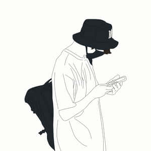 戴黑色漁夫帽和揹背包、看著手機的人物。