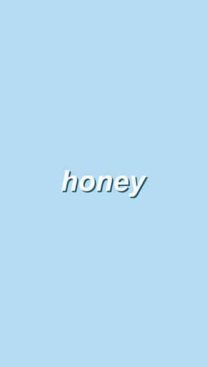 白色3D文字「honey」在淺藍色背景上。