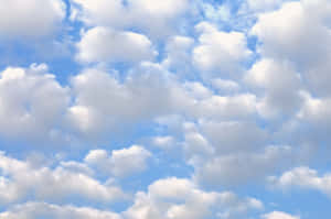 柔軟的白雲在清澈的藍天上漂浮
