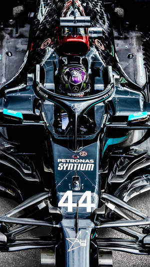 Formula 1 賽車，車手戴紫色頭盔，前方有 44 號。
