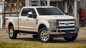 奶油色福特F-150 FX4皮卡車停在工業建築附近的礫石上。