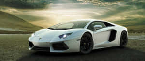 白色林寶堅尼 Aventador 在碎石路上，金色日落時分。 — 2560x1080 壁紙
