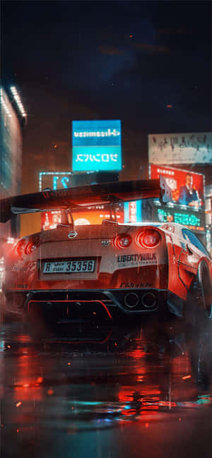 紅色跑車在夜晚雨中的霓虹街道上疾馳。
