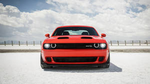 多雲天空下鹽灘上的紅色 Dodge Challenger SRT Hellcat。 — Dodge challenger GIF 壁紙