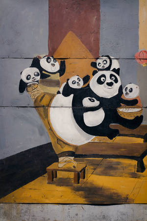 卡通熊貓在壁畫中圍著桌子分享食物。 — 可愛卡通 壁紙