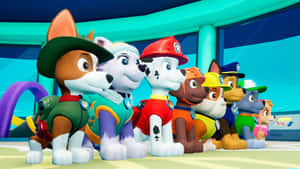 穿著救援裝備的Paw Patrol小狗站在指揮中心。