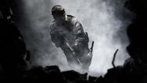 身穿迷彩服的士兵從煙霧中出現，在戰場上手持步槍。