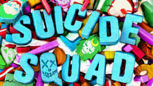 藍色3D Suicide Squad字母被色彩繽紛的浴球和肥皂包圍。