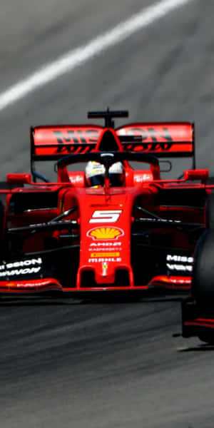 紅色法拉利F1賽車在日間比賽中於賽道上疾馳。
