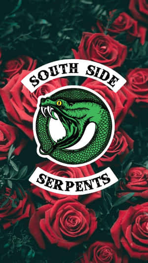 綠色蛇標誌，帶有 South Side Serpents 文字，背景為紅玫瑰。