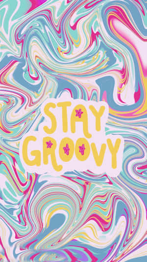 在漩渦迷幻背景上的粗體黃色「STAY GROOVY」文字。