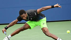 網球運動員在綠色球場上衝刺擊出正手拍。 — 網球 壁紙