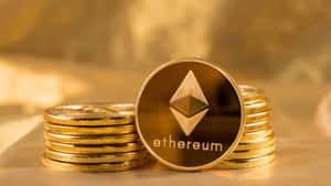 溫暖燈光下的金色以太幣加密貨幣硬幣堆。 — 錢 壁紙