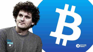捲髮男人旁邊有比特幣標誌和Bitcoin News水印。