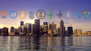 加密貨幣符號懸浮在日落時分的海濱城市景觀之上。
