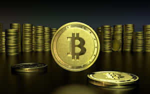 金色比特幣硬幣堆疊並散落在深色表面上。