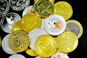 金色和銀色的實體加密貨幣代幣收藏。