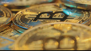 一堆帶有電路圖案的金色比特幣硬幣在暖光下發光。