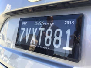 加州2018年車牌特寫，位於淺藍色汽車上，可見城市倒影。 — 酷車 壁紙