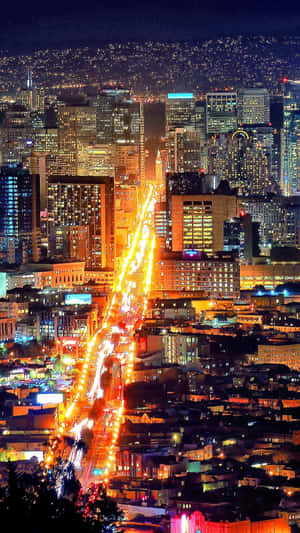 夜景城市，有發光的建築物和流動的車燈。