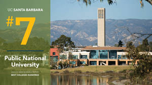 UC Santa Barbara 校園，鐘樓和山脈背景倒映在池塘中。