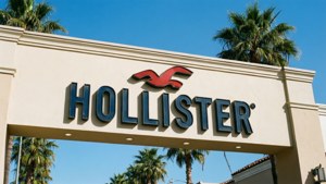 Hollister商店招牌，紅色鳥標誌和棕櫚樹，藍天背景