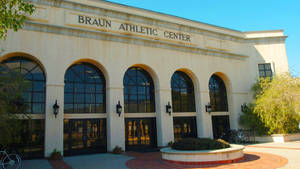 Braun Athletic Center建築，帶有拱形窗戶和磚砌步道。