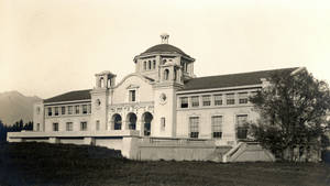 歷史建築，拱形入口和圓頂塔樓，位於青草山坡上。