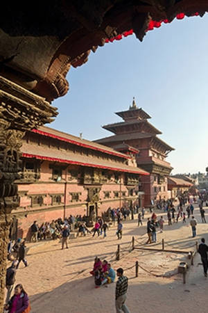 古老的尼泊爾寺廟庭院，遊客和紅瓦屋頂在日落時分。 — 小米Pad 8 Pro 壁紙