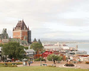 魁北克市天際線，Château Frontenac 和河流在陰天之下。