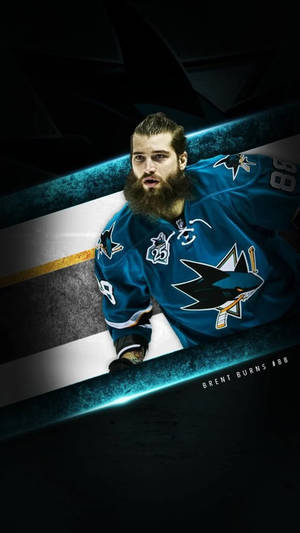 冰球運動員 Brent Burns 身穿鯊魚隊球衣，靠在帶有發光藍色裝飾的冰場圍欄上。 — 運動 壁紙