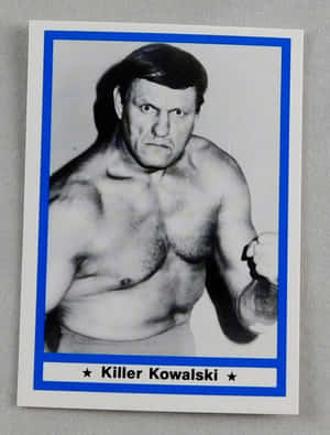 Killer Kowalski的復古摔角卡，帶有藍色邊框和強烈眼神。 — 黑白 壁紙