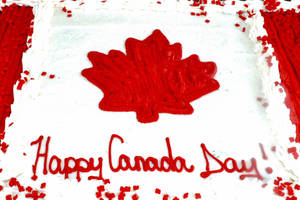 以加拿大國旗為主題的蛋糕，帶有紅色楓葉和Happy Canada Day訊息。
