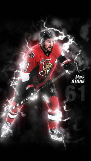 冰球運動員 Mark Stone 身穿紅色球衣，在暴風中被閃電環繞。 — 冰球 壁紙