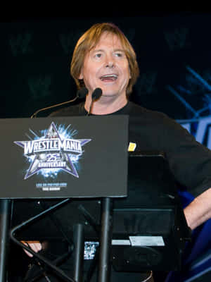 摔角手在WrestleMania 25週年紀念活動講台上發言。