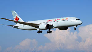 加拿大航空飛機在雲層下方降落
