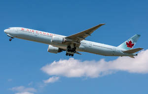 加拿大航空飛機放下起落架在藍天白雲中低飛。 — 藍天 壁紙