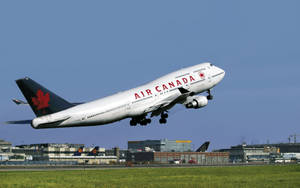 加拿大航空波音747從機場跑道起飛